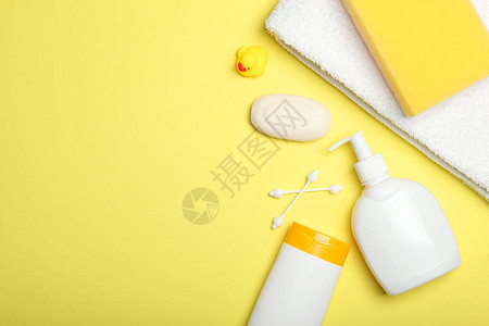 彩色背景顶视图上的护理产品用于护肤沐浴的日常护理产品图片