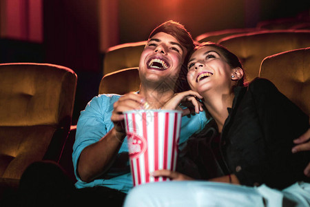 男人和女人在电影院电影院看电影团体娱乐活图片
