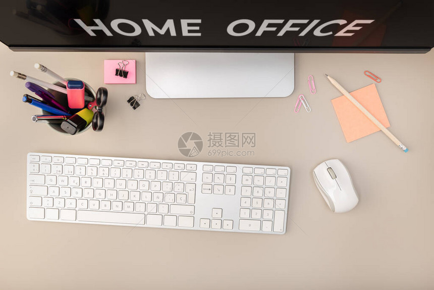 家庭办公室的概念带有计算机和办公用品的工作区的顶视图平躺办公图片