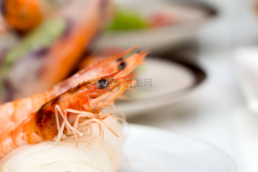 在白盘面的大米面上贴美味虾子图片