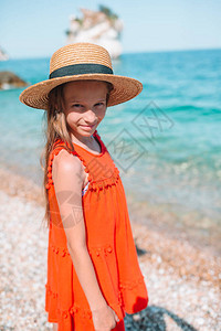 在海滩上可爱的小女孩快乐的姑图片