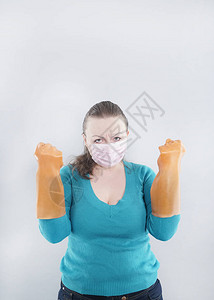 白人中年家庭主妇戴着防护医用口罩和大橡胶手套图片