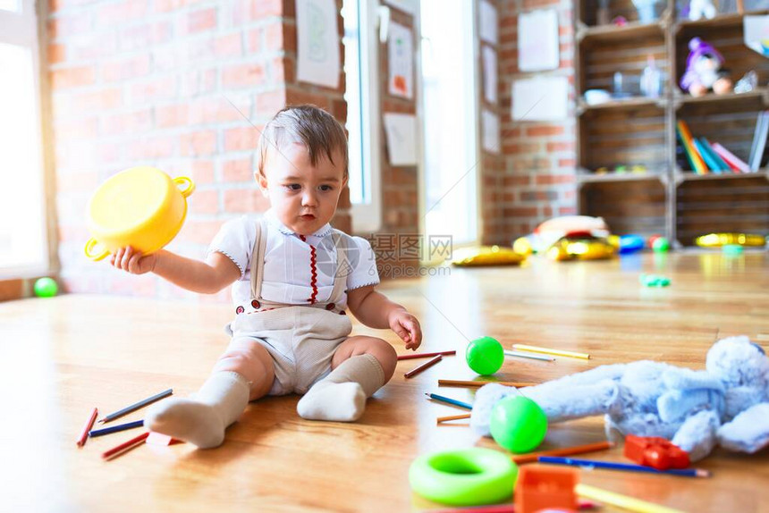 在幼儿园玩很多玩具的可爱图片