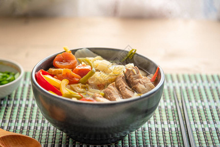 传统猪肉汤和黑碗中菜卷心菜校对P图片
