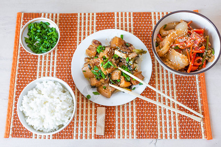 传统亚洲午餐辣猪肉米饭大白菜沙拉辣椒和西红柿韩式晚餐配五花肉米图片