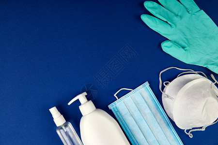 平躺式冠状防护医用防护面罩手套洗手液瓶防腐剂消毒蓝色背景喷图片