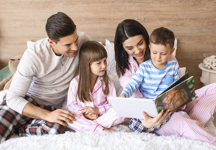 家里卧室家庭阅读书快图片