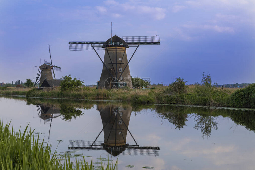 荷兰Kinderdijk的一条运河风车在水中反射图片