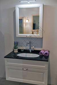 浴室内部特写墙上的长方形镜子图片