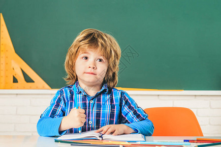 学校教室黑板附近的孩子第一天上学个别辅导教育小学生男孩对优异的图片