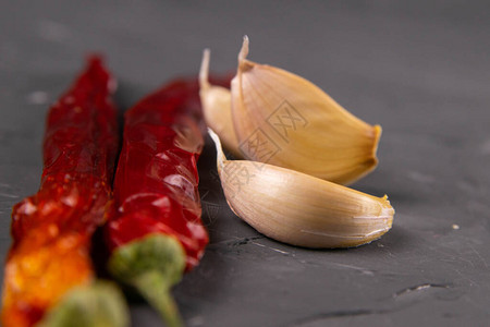 红辣椒和大蒜黑色隔离图片