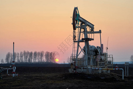 技术石油和天然气生产石油和天然气的生产运输和加工为图片