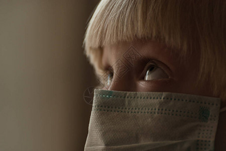 男孩戴外科面罩防止流感的发生儿童图片