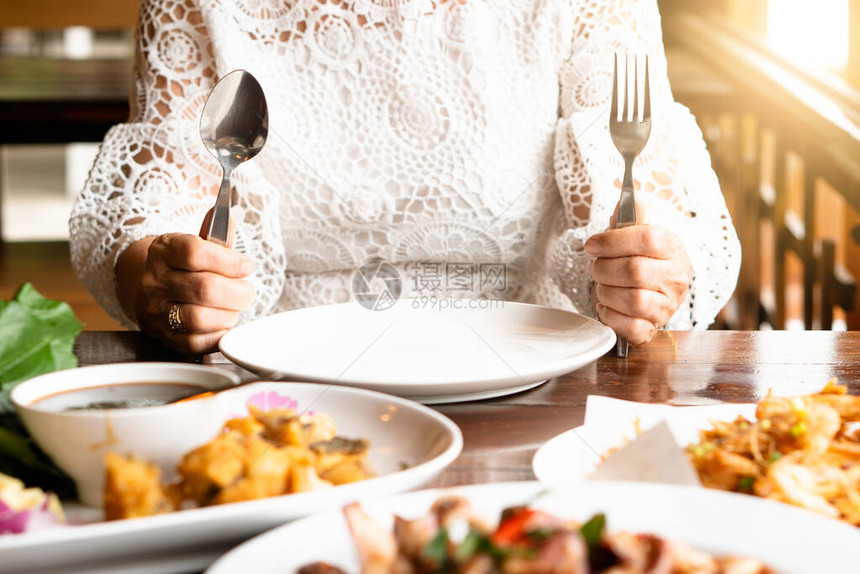 快乐成功的老年妇女面临中年危机空盘饮食失调厌食症无聊的健康问题独自坐在桌子上的高级女停止吃图片