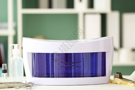 诊所桌上的紫外线消毒器图片
