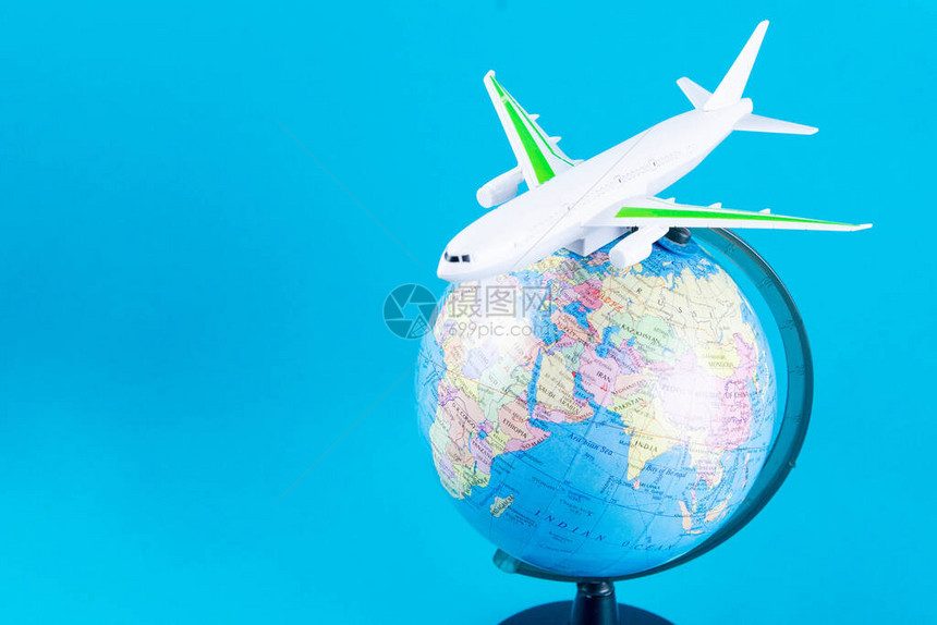 地球上的塑料玩具飞机飞行旅概念乘飞机旅行飞机起飞和降落从飞机返回家中图片