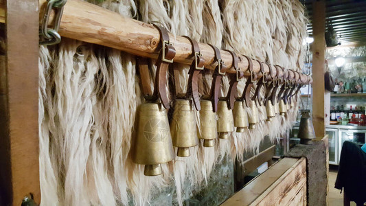 保加利亚的铜铃和皮带挂在木棍上钟声上标有图片