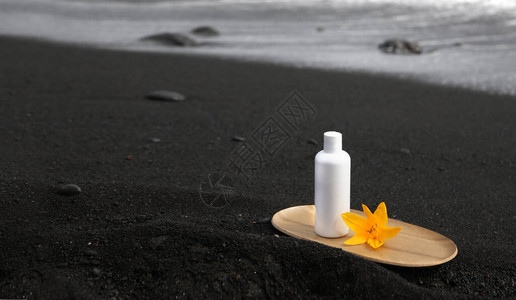 黑色加那利沙上的护肤管产品图片