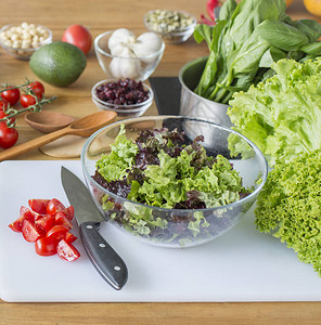 厨房的绿色健康沙拉食物营养饱满维他命以图片