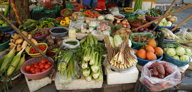 当地蔬菜在越南河内旧季度早间市场展出展图片