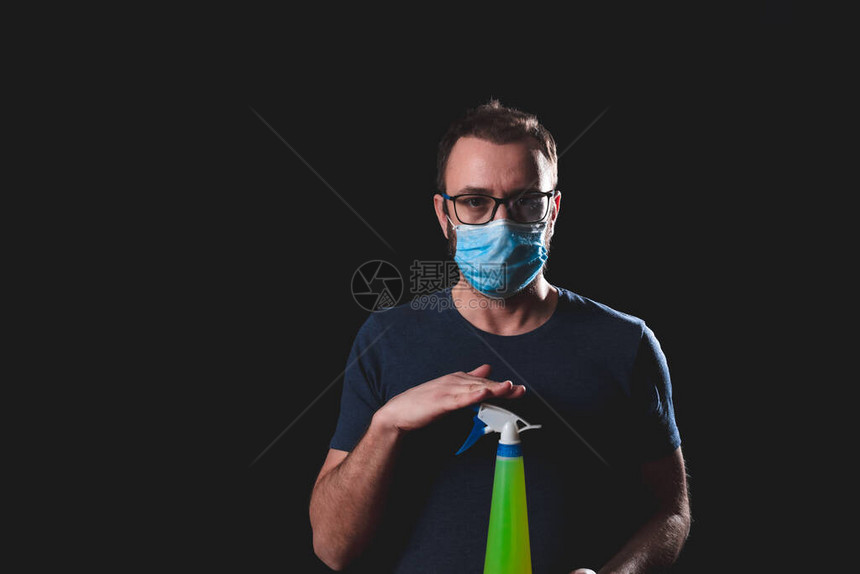携带防护面具化学净化喷雾器瓶的人图片