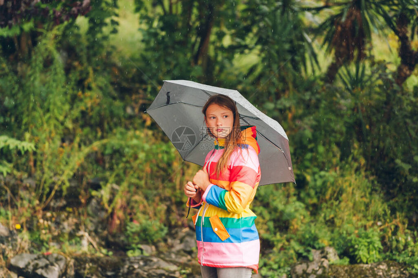 雨下女孩外出画像拿着雨伞穿图片