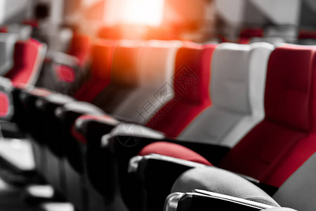 空的电影院观众席电影院背景有红色位子的图片