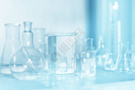 实验室透明玻璃器皿仪器现实风格的化学实验室的空设备烧杯和烧瓶图片