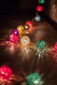 五颜六色的圣诞灯背景新年快乐彩灯花环图片