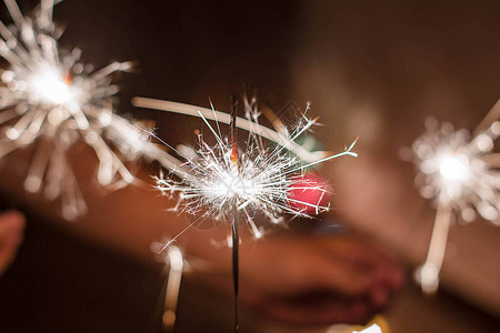 新年快乐圣诞庆典的灯光燃烧的火花烟火套形灯我很高兴能见到图片