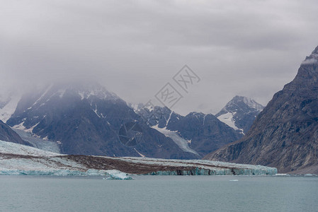 格陵兰风景与山脉和冰川图片