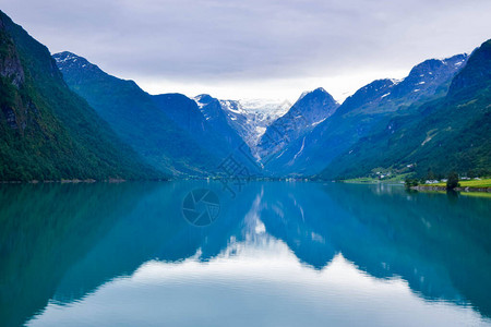 美丽的Oldevatnet冰川湖的景观图片