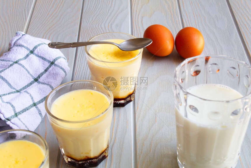 以牛奶和为原料的美味蛋奶冻图片