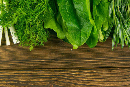 混合绿色新鲜园艺草药菠菜迷迭香花粉和绿洋葱图片