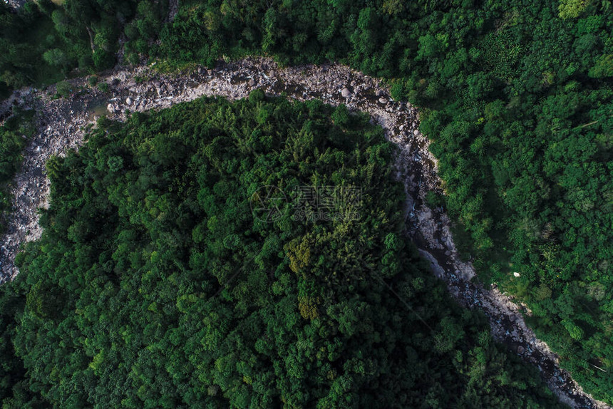 热带雨林沿深山空中观测的图片