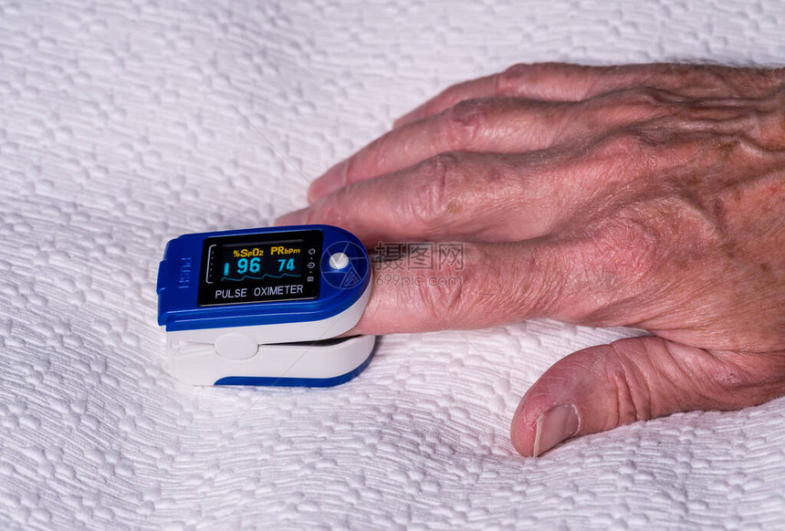用于测试血氧水平的手指上的脉冲ox测量仪图片
