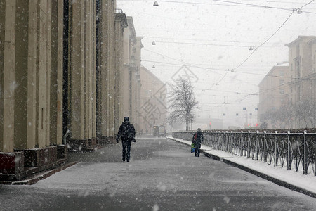 城市街道上暴雪很少有行人图片