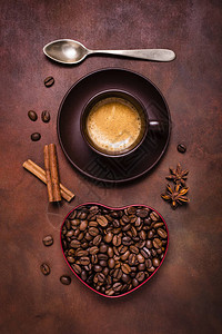 托乎拉苏用一杯浓缩咖啡和一个装有咖啡豆的心形碗组成背景