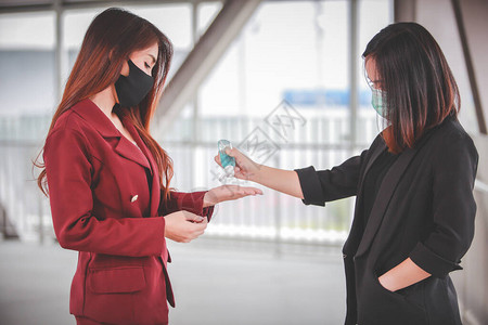 两名亚洲女使用酒精凝胶消毒皮肤图片