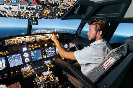 副驾驶正在控制安全飞行的自动驾驶仪和参数波音飞机驾驶舱任何航空公司图片