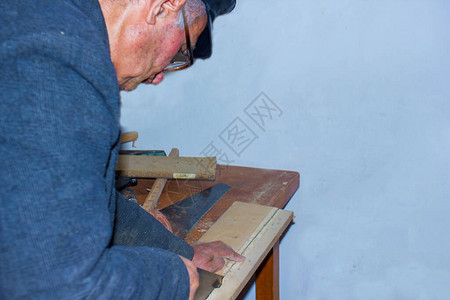 木匠在锯子上工作图片