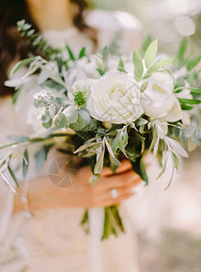 婚礼花束与乡村婚礼的白玫瑰精美的婚纱照轻柔通风的婚礼花束图片