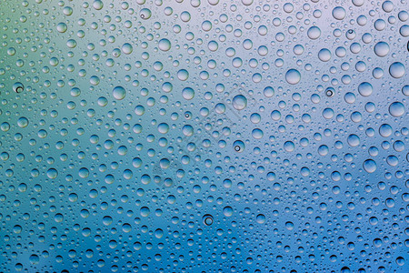水滴背景窗玻璃上的雨水纹图片
