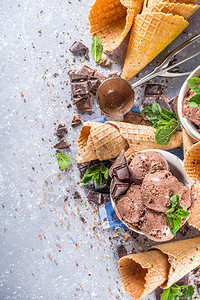 自制巧克力冰淇淋配巧克力片和刨花图片
