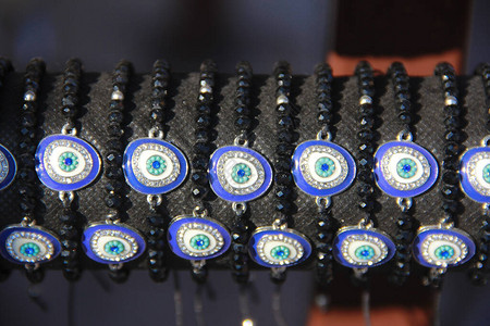 传统的东方珠链手镯图片