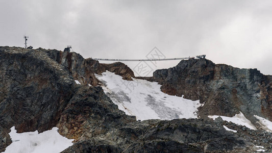 这座吊桥位于惠斯勒山顶图片