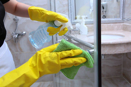戴着橡胶手套的手清洁淋浴间的门把手一张认不出来的照片清洁和卫生的概图片