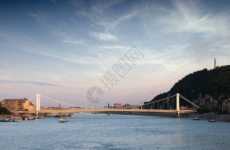 匈牙利布达佩斯多瑙河上的伊丽莎白图片