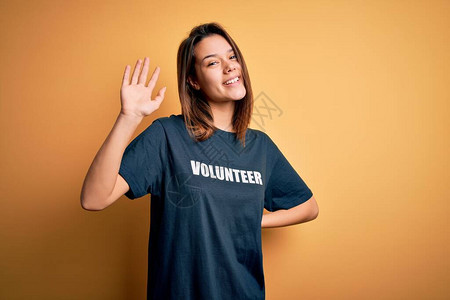 年轻漂亮的黑发女孩做志愿者图片