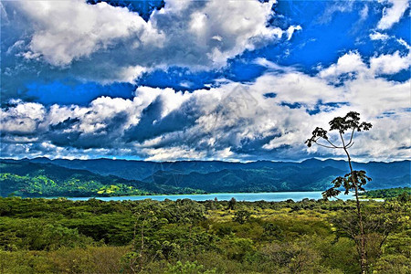 是哥斯达黎加西北部一座活跃的安山岩层状火山图片